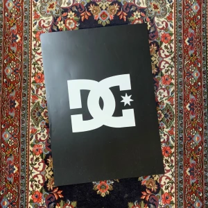 DC poster  - En poster som ger ditt rum en personlig och unik stil. Storleken är 50x70 cm och tryckt på papper av högsta kvalitet.