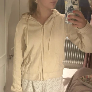 Stickad zip-up Hoodie - Säljer denna så fina stickade zip-up Hoodien från Brandy Melville! Passar verkligen till allt 💓