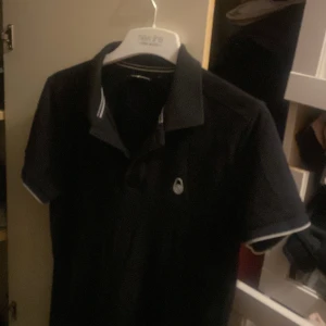 Svart pikétröja Sail Racing XS - Köpt på pondus och har knappt använt, jätte skön och snygg, kan gå ner i pris på snabb affär