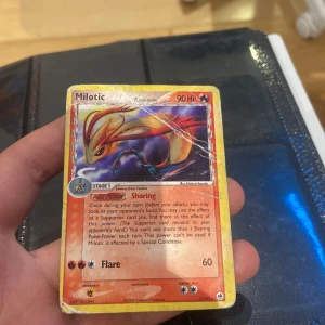 Pokémon kort från 2007 - Coolt samlarkort från Pokémon med Milotic! Perfekt för dig som gillar att samla eller spela Pokémon TCG. Kortet har tydliga tecken på användning men motivet är fortfarande snyggt. Ett måste för fans av klassiska Pokémonkort!