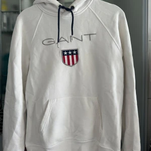 Gant hoodie - Använd få tal gånger, inga skavanker på den i stl S passar även folk i XS. Köptes för 900 säljer den för 500.