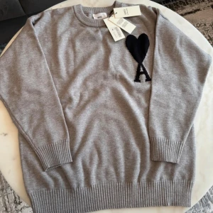 Ami Paris tröja - Säljer en  Ami Paris crewneck i storlek M. Den är knappt använd, och kommer med påse. Meddela gärna om du är intresserad. Tagsen är av men medkommer till Tröjan, frågor eller funderingar är de bara att höra av er!