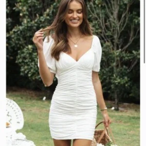 Vit studentklänningen  - Knappt använd! Väldigt fin storlek XS! 