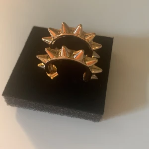 Edblad liknande örhängen i guld - Edvlad liknande örhängen i guld,säljer på grund av att jag mer är en silvertjej. 