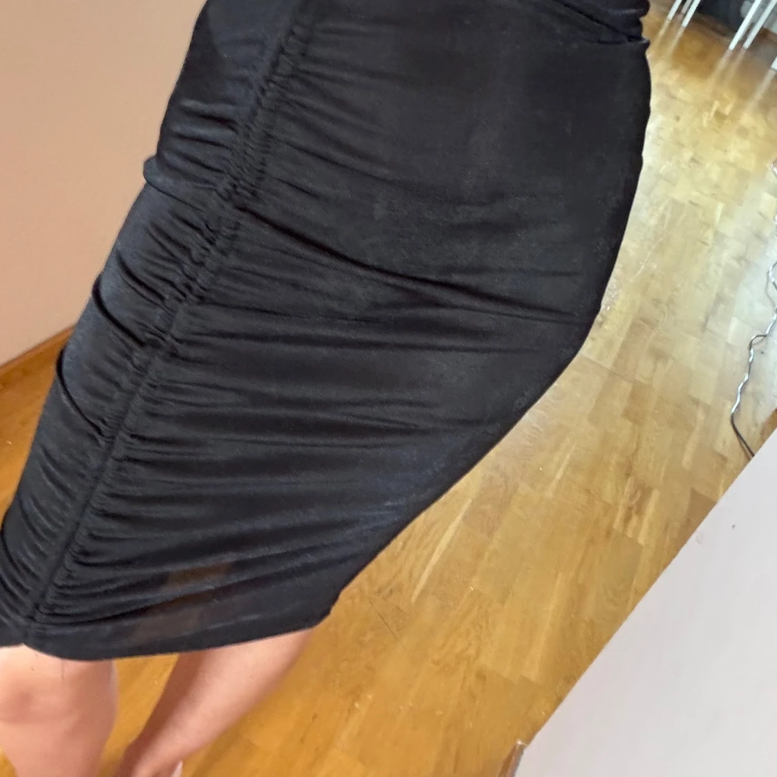 Svart tight kjol med rynkade detaljer