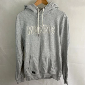 Morris hoodie  - Fint skick! Modellen är 185 och bär L passar M