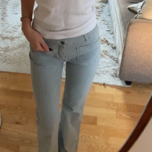 Randiga flare jeans från Co'couture XS - Säljer dessa blåvit randiga bootcut jeans från Co'couture i modellen Piper Milkboy. Byxorna har hög midja, fickor fram. Nypris 799kr!