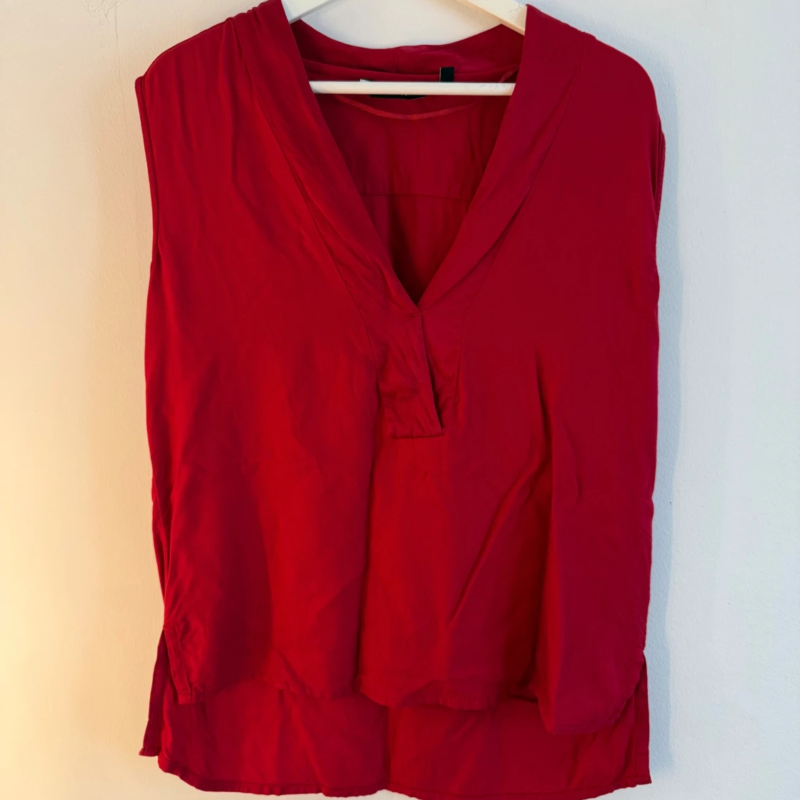 Röd ärmlös blus från KappAhl