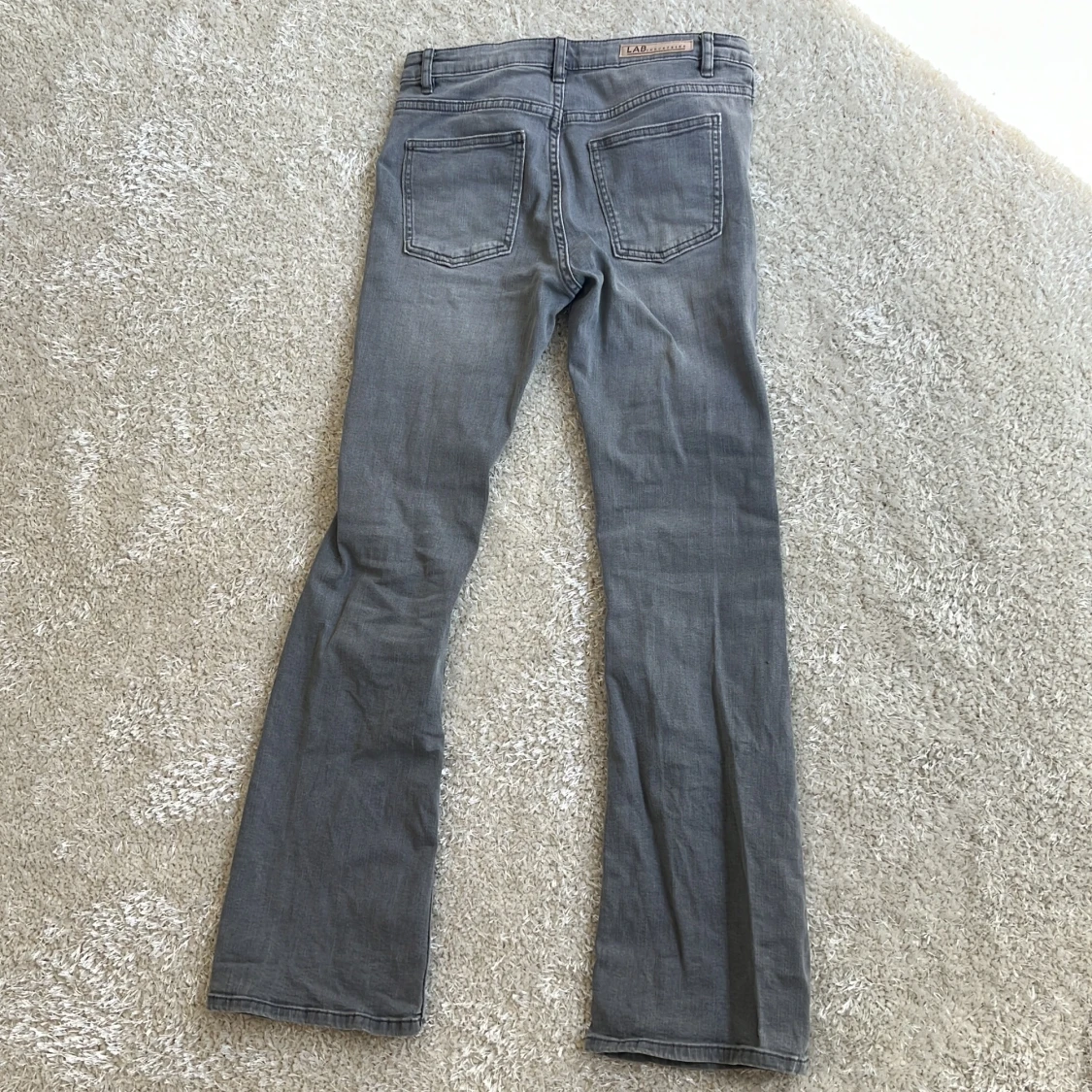 Grå bootcut jeans från LAB Industries - 1