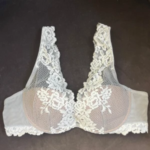 Ljusgrå spets bh från Intimissimi - Superfin ljusgrå bh från intimissimi med breda axelband i spets och blommigt mönster