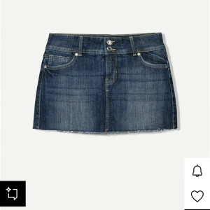 Mörkblå jeanskjol från Bershka - Säljer en helt oanvänd jeanskjol från Bershka i mörkblå. Säljer p.g.a att den är för stor för mig. Kjolen har inbyggda shorts i sig. 