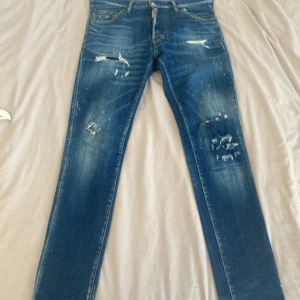 Dsquared2 jeans - Dsquared2 jeans som knappt har används, ungefär 4-5 gånger, storlek 46. Självklart äkta. Skriv vid frågor och bilder 