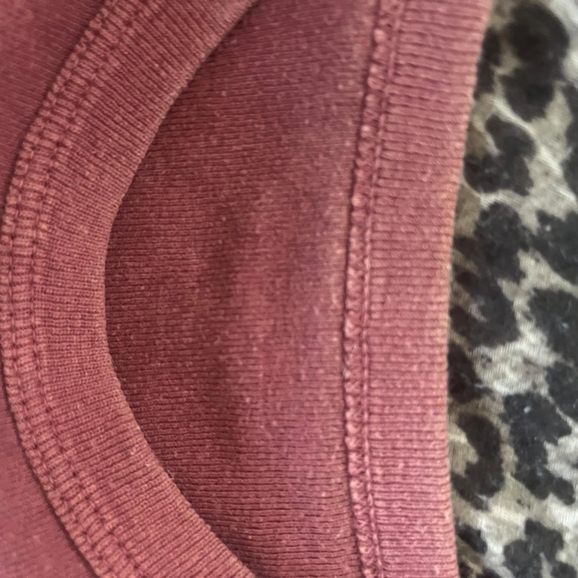 Vinröd croppad t-shirt - 2