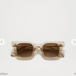 Chimi solglasögon  - Skit anygga solglasögon från CHIMI i modellen 04 och färgen ecru. Kommer med originalbox, fodral och putsduk. Aldrig använda då jag inte använder solglasögon💕 Inga repor eller något och är helt som nya. Nypris 1400 och jag säljer för 650 (pris kan diskuteras)