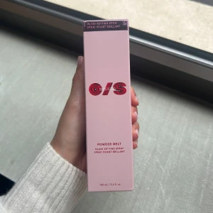ONE/SIZE Powder Melt Glass Setting Spray - ONE/SIZE Powder Melt Glass Setting Spray i en snygg rosa förpackning. Ger en glansig finish och fixerar sminket hela dagen. Innehåller 100 ml och är perfekt för att få en fräsch, glowy look.
