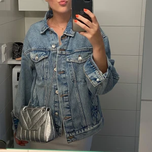 Silvrig quiltad axelväska Pull&Bear - Säljer en silvrig quiltad axelväska från Pull&Bear. Endast använd få gånger och är som ny. Jättesnygg till en enkel outfit på sommaren. Går att ha på axeln eller som crossbody🌞🪩💕