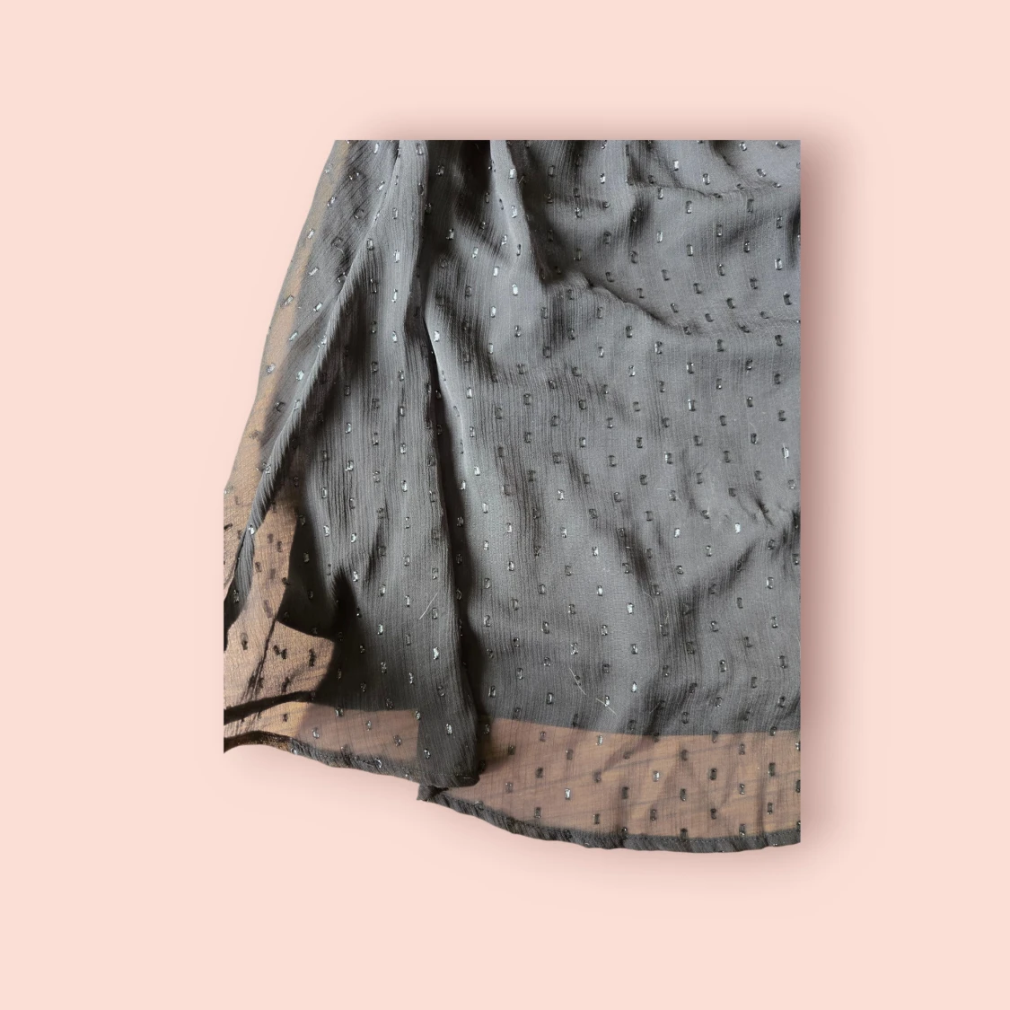 Svart  kortklänning med prickigt mönster - 2