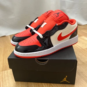 Nike Air Jordan 1 Low SE Orange/Black (Original) - Säljer ett par helt nya Air Jordan 1 Low i färgen Orange/Black Sail och säljs eftersom de inte kommit till användning. Skorna kommer i originalkartong, men kvitto saknas. Storlek: EU 37,5 Priset kan diskuteras 😊