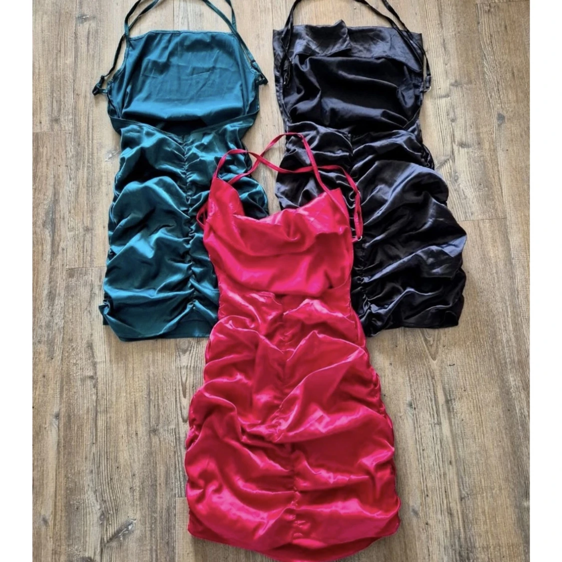 Satin kortklänning med smala axelband - 1