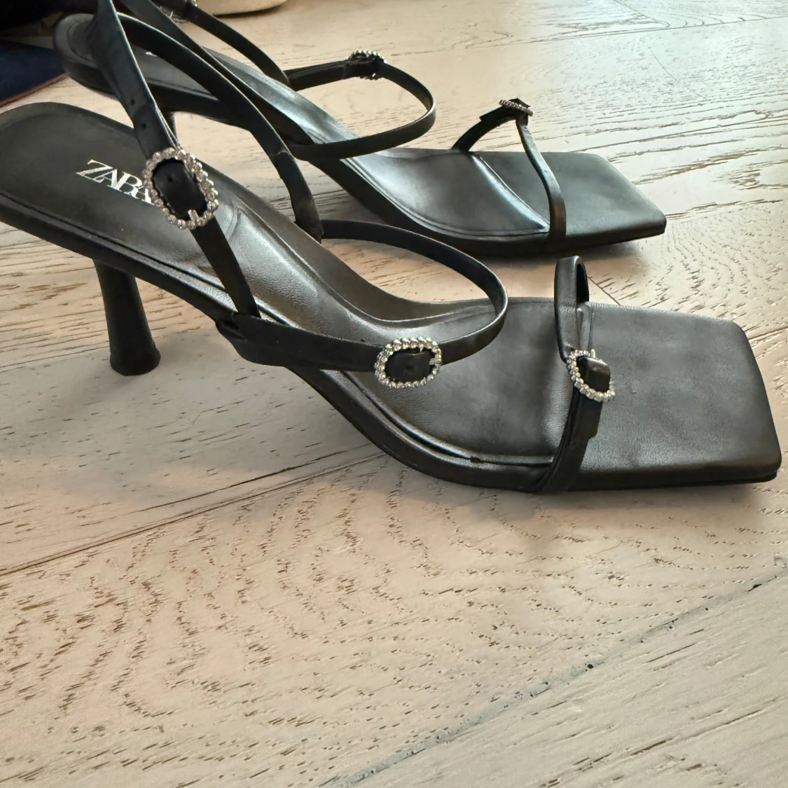 Svarta sandaler med klack från Zara - 2