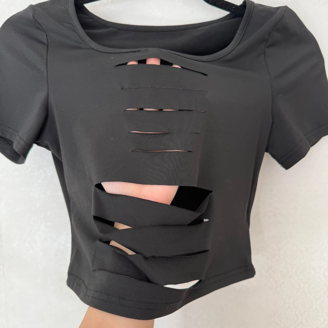 Svart croppad topp med slits - 2