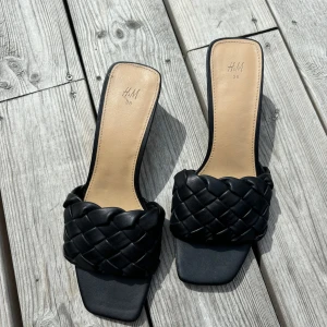 Klackskor - Så fina öppna klackskor från hm. Använd ett par gånger så de är lite slitna på undersidan men inga märken på ovansidan! Storlek 38💓