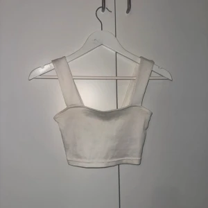 H&M toppar - Ribbat material , två st croptops från h&m. Fint skick, båda för 50kr