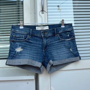 Lowrise jeansshorts - Snygga lågmidjade jeansshorts i bra skick, inga defekter!😇💓 De är 40cm rakt över midjan, 17,5cm grenhöjd och 23cm långa mätt på sidan💓