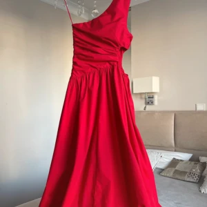 Abercrombie klänning - Ny röd klänning med cutout på ena sidan, slits och one shoulder helt ny med tags kvar , från Abercrombie & Fitch , superfin till finare tillställningar bal etc ☺️