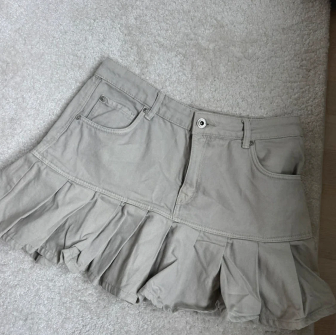 Beige volangkjol med jeanslook