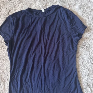 Mörkblå basic t-shirt  - Enkel och stilren mörkblå t-shirt med rund hals och korta ärmar. Den är köpt från Shein för ett år sedan och har lägat i mina sommarkläder hela vintern. Säljer den eftersom den inte kommer till någon användning mer! 
