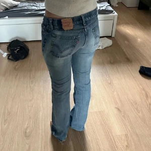 Vintage Levi’s  - Säljer ett par Levis 527 jeans i ljusblå tvätt med klassiska femficksdetaljer och bootcut-ben. Jeansen har låg midja. Passar mig i längden som är ca 170 cm