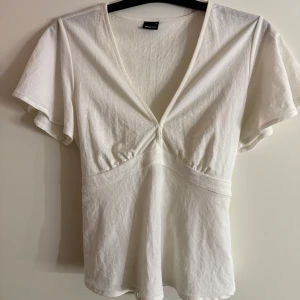 Vit v-ringad topp från Gina tricot  - Skit snygg tröja som knappt har använts