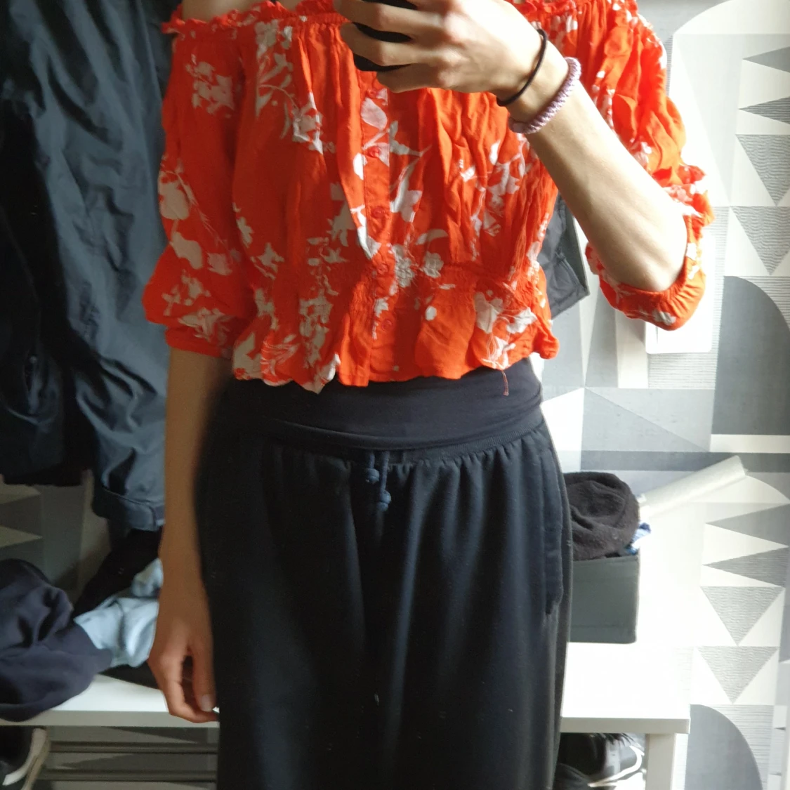 Röd blommig offshoulder blus