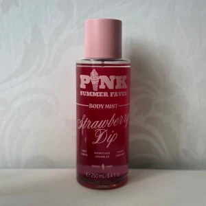 PINK Strawberry Dip Body Mist - Body mist från PINK i doften Strawberry Dip. Doftnoter av mjukglass, shortcake crumbles och candy coating. Den är endast testad men var inget för mig. Öppningen är som jordgubbsgodis och när den lagt sig upplever jag att den doftar den väldigt likt Strawberry Eclair av Essnce. 