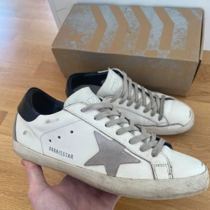 Golden Goose Skor - Golden Goose sneakers i vitt skinn med grå mockadetaljer. Skorna är i mycket bra skick och endast använda ett par gånger. Det är bara att skriva ifall du har någon fråga! 🙌🏻💫