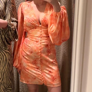 SÖKER!! Florence Dress peach Adoore klänning - Söker denna otroliga adoore klänning i stl xs/34, Florence dress Peach 🥹slutsåld, behöver kunna skickas inom någon dag. Skriv om ni har och vill sälja! 