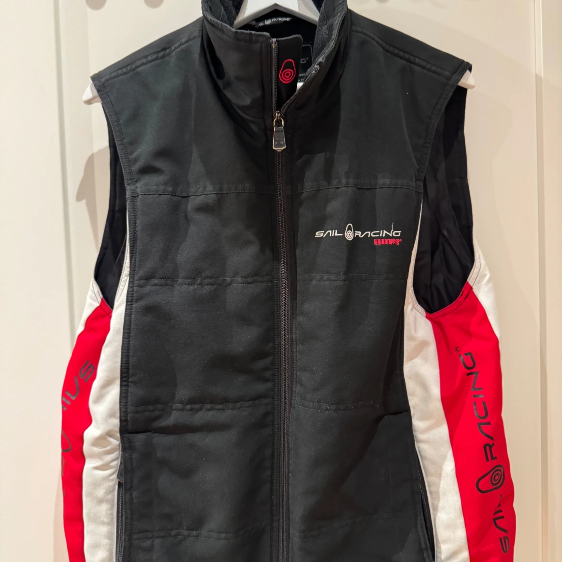 Sail Racing dunväst svart/röd/vit - 1