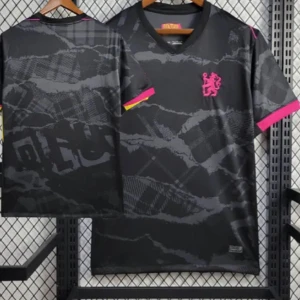 Svart Chealse Nike fotbollströja med rosa detaljer - Snygg svart fotbollströja från Nike med rosa och gula detaljer. Tröjan har korta ärmar och ett diskret mönster i tyget. Rosa lejonemblem på bröstet och rosa inslag på ärmarna. Perfekt för dig som vill sticka ut på planen.