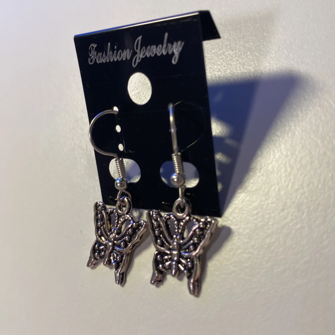 Vackra handgjorda Silvriga fjärilsörhängen *Endast 1 Kvar* - 3