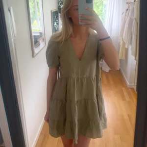 Grön klänning - Kort grön klänning från Zara med volanger och puffärmar. Använd 1-2 gånger och är i väldigt fint skick 🌸