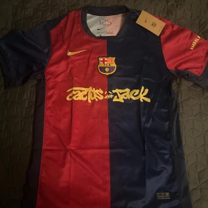 FC Barcelona Fotbollströja - Säljer en Travis Scott special FC Barcelona fotbollströja i storlek M som är helt ny med prislapp