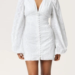 Adoore klänning - Säljer min Adoore klänning som jag endast använt en gång. Helt perfekt skick och inga defekter. Har sytt om den genom att jag lagt till en knappt uppe vi bysten som man se vid bilder. Går att sprätta upp lätt. Skriv för fler bilder !