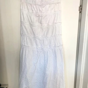 Långkjol - Suuuperfin långkjol med broderier och lite volang från ginatricot, aldrig använd!!🌸💛💕💕