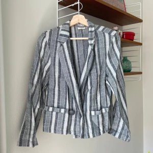 Vintage kavaj  - Randig kavaj i linneblandning. Strl 38. Storleken motsvarar S skulle jag säga. Lite fläckig på ryggen. Kan eventuellt gå bort med fläckborttagning. I övrigt fint skick!