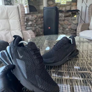 👟 Nike Air Max 270 – Helsvarta - 👟 Nike Air Max 270 – Helsvarta 📏 Storlek: 44 (passar även 43) 💸 Pris: 450 kr 💼 Nypris  cirka 1800-2000kr  ✨ Skick: Superfint skick! Endast en liten skada vid tån (syns på bild) – inget som påverkar användning eller komfort. Inga andra skador och sulan har massor kvar att ge!  🖤 Detaljer: Enkla att matcha och riktigt bekväma – helsvarta Air Max 270 funkar både till vardags och träning. Den klassiska Air-enheten i hälen ger extra dämpning.