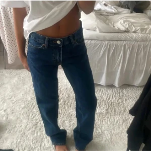 Low waist straight jeans - Säljer dessa jätte fina low waist staright jeans från gina. De är helt oandvända med lapparna kvar och säljer även ett par likadana i ljus blått💓Ordinarie pris är 499kr och säljer dem även för det då dem är oanvända. Frakt ingår i priset.
