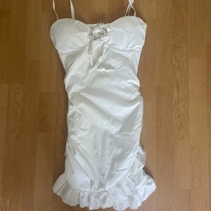 Vit klänning  - Vit klänning från tiger mist storlek s🤍Använd några gånger förra sommaren men i fint skick säljer så den har blivit för liten för mig. Dragkedja i ryggen🤍