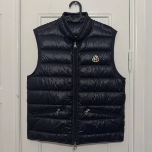 Moncler gui - Size: 2 Pit-to-pit measurement: 52cm Length measurement: 56cm Excellent Condition! Color: navy Comes with: Nothing Retail: 720€