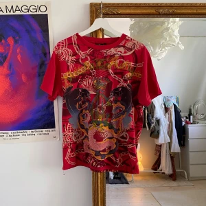 Christian Audiger Ed Hardy oversize t-shirt  - Vintage y2k t-shirt som passar bra till både killar och tjejer, fint skick för sin ålder 🤍